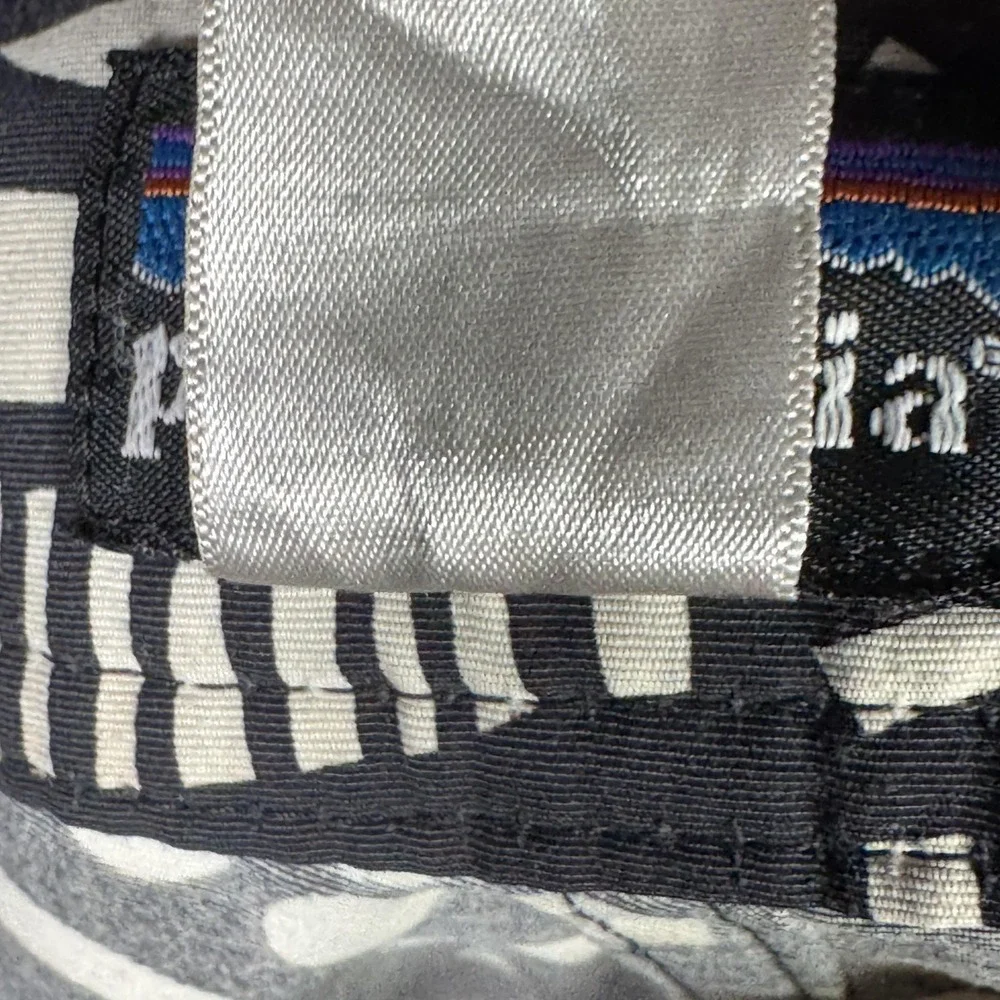 Patagonia Board Shorts Mens 36 Black White Batik Print Surf Wavefarer‎